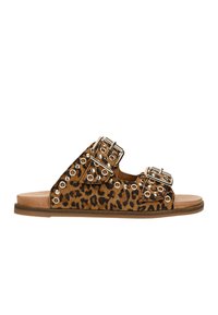 Luipaardprint slip-on sandalen met twee brede banden, gouden gespen, zilveren studs en een vlakke bruine zool. Zacht textuurmateriaal.
