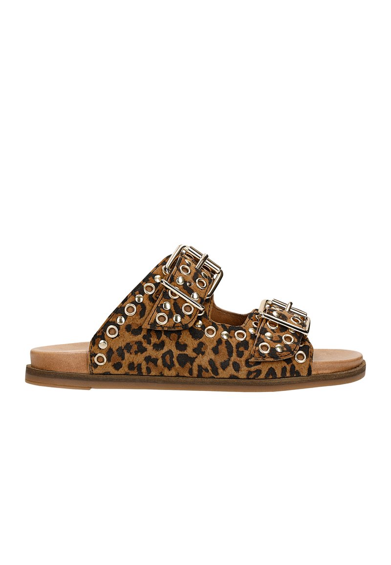 Luipaardprint slip-on sandalen met twee brede banden, gouden gespen, zilveren studs en een vlakke bruine zool. Zacht textuurmateriaal.
