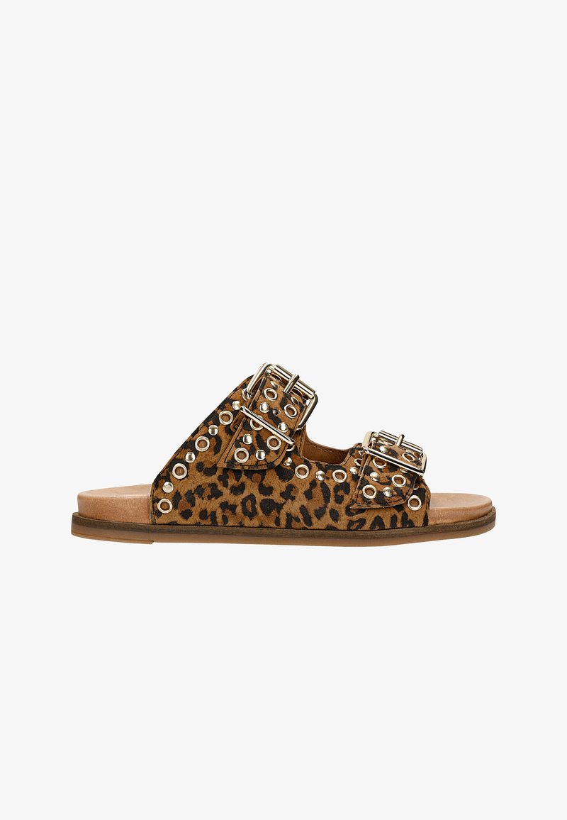 Infradito con stampa leopardata, dotate di due ampie cinghie, fibbie dorate, borchie argentate e una suola piatta marrone. Materiale morbido e texturizzato.