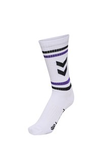 Chaussette de sport blanche avec des rayures violettes et noires, présentant un motif en V noir. Fabriquée en tissu mélangé pour le confort et la durabilité.