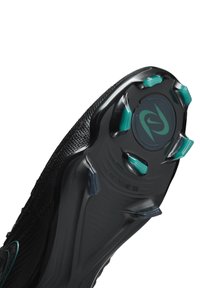 Sole di scarpa sportiva nera con design testurizzato, caratterizzata da numerosi tacchetti color turchese e un emblema circolare. Il materiale sembra sintetico e leggero.