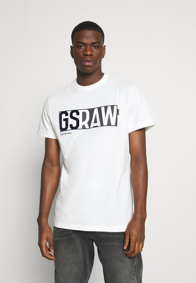 GS RAW DENIM LOGO + ROUND SHORT SLEEVE - Camiseta estampada - compact jersey o peach - milk