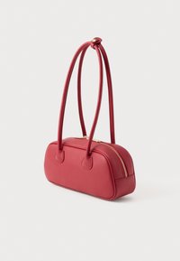 Červená kabelka z umělé kůže s dvojitými uchy, zaobleným tvarem, zipovým uzávěrem a jemným texturovaným povrchem. Zlaté kovové doplňky na zipu.