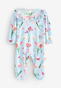 Mono de bebé floral en azul claro, con cuello fruncido, mangas largas y un estampado de flores rosas y blancas en toda la prenda.