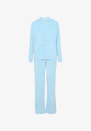 Lyseblå træningsdragt lavet af blødt stof, med en lynlås hættetrøje med kængurulomme og matchende lige bukser.