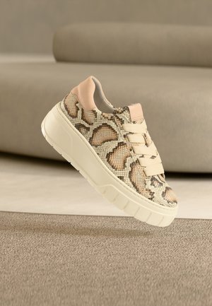 Baskets avec un motif texturé de peau de serpent en beige et marron, accents en cuir beige et une semelle en caoutchouc blanche épaisse.