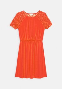 Czerwona sukienka z krótkimi rękawami z koronki, okrągłym dekoltem i elastyczną talią. Wykonana z gładkiego materiału o delikatnym połysku.