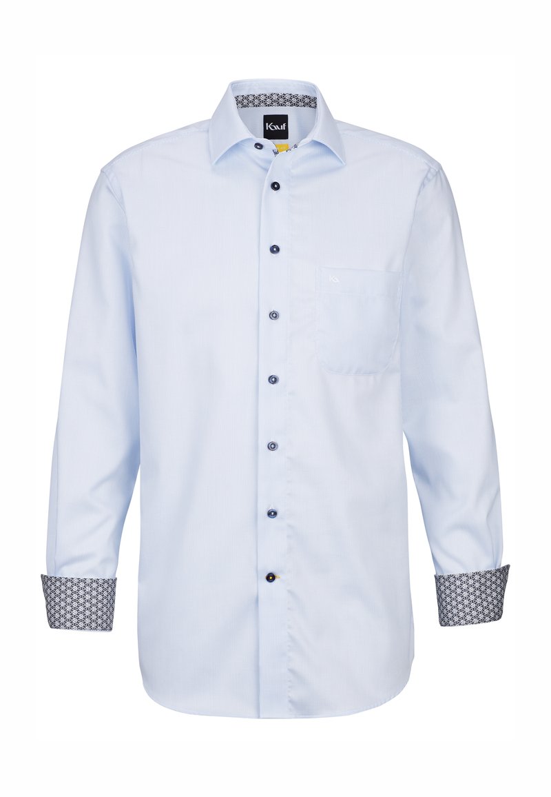 Camicia azzurra a maniche lunghe con chiusura a bottoni, caratterizzata da un design a righe e polsini scuri a motivo. Include una piccola tasca sul petto.