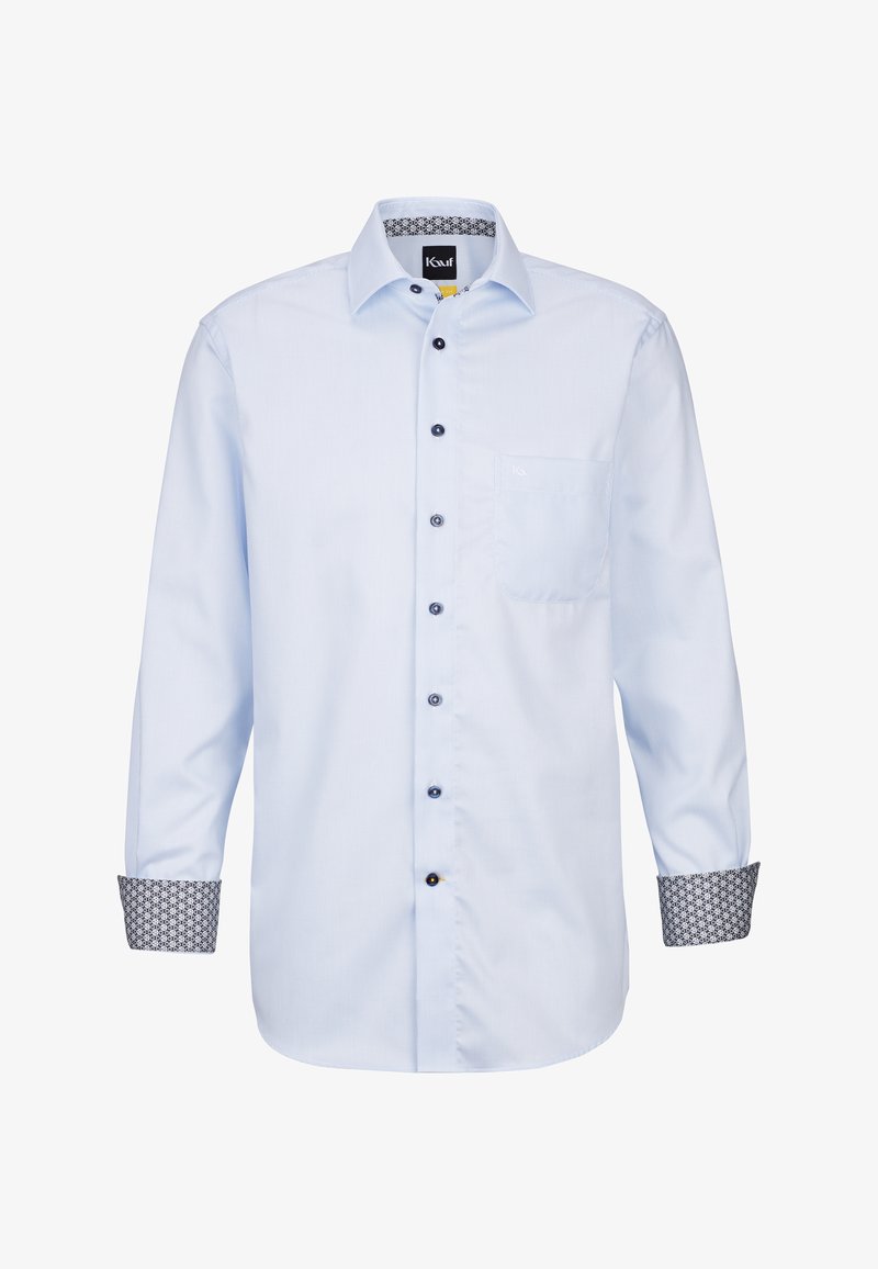 Camicia azzurra a maniche lunghe con chiusura a bottoni, caratterizzata da un design a righe e polsini scuri a motivo. Include una piccola tasca sul petto.