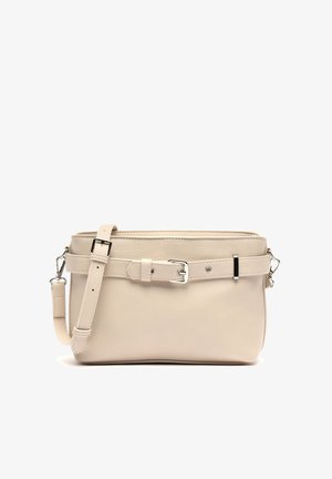 Beige læder crossover taske med en justerbar rem i bæltestil, sølvhardware, glat tekstur, rektangulær form, minimalistisk design.