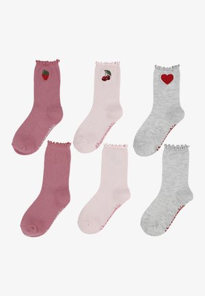 Ensemble de six chaussettes : design côtelé, couleurs incluant rose, rose foncé, gris. Présentent des bords froncés et des motifs de fraises, cerises et cœurs.