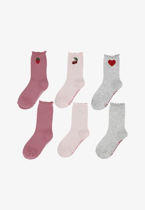 Ensemble de six chaussettes : design côtelé, couleurs incluant rose, rose foncé, gris. Présentent des bords froncés et des motifs de fraises, cerises et cœurs.