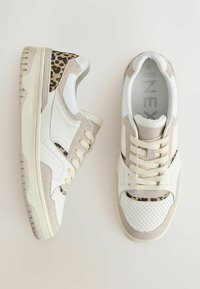 Valged nahast ja beežist seemisnahast tennisetossud, mille kontsarid on kaunistatud leopardimustriga, perforatsioonid toeosas ja beežid paelad.