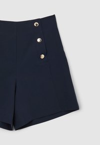 Pantaloni corti blu navy su misura con vita alta e tre bottoni decorativi dorati sulla cucitura laterale.