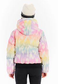 Viacfarebná bundu s kapucňou v pastelových odtieňoch, so stehovaným dizajnom a elastickými manžetami; mäkká textúra s lesklým povrchom.