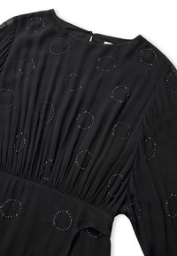 Schwarzes Kleid mit Falten und kreisförmigen Verzierungen. Mit einem runden Ausschnitt und einem Schlüsselloch-Rücken. Hergestellt aus einem leichten Stoff.
