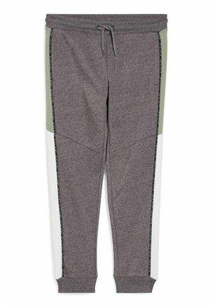 Szare spodnie dresowe z zielonymi i białymi panelami po bokach, elastycznym pasem, sznurkiem oraz ściągaczami, z kontrastowymi szwami i akcentami.