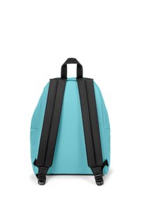 Sac à dos turquoise avec des bretelles rembourrées noires et une poignée supérieure. Présente une forme arrondie et une texture lisse, sans motifs ni détails supplémentaires.
