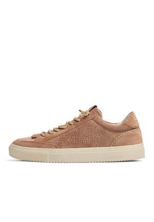 Brauner Wildleder-Sneaker mit niedrigem Schnitt, beigen Schnürsenkeln, perforierten seitlichen Details, gesteppter Fersenapplikation und dicker off-white Gummisohle.