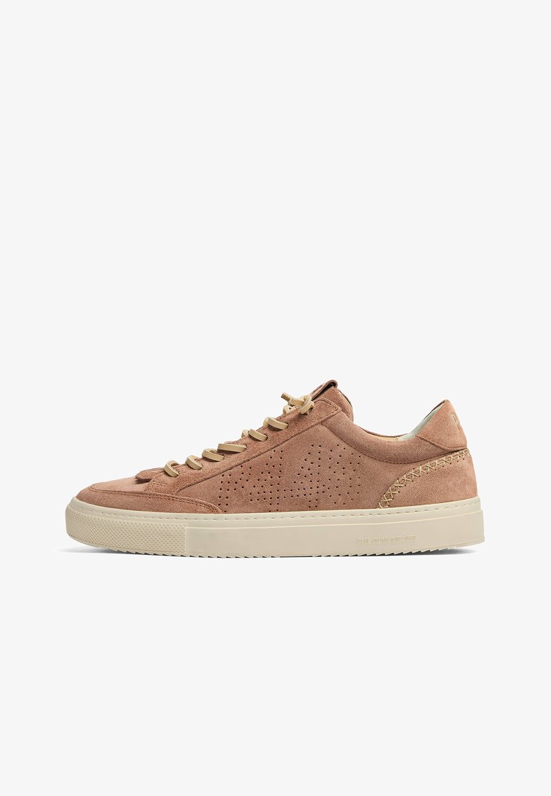 Baskets basses en daim marron avec lacets beige, détails perforés sur le côté, accent cousu au talon et semelle épaisse en caoutchouc blanc cassé.