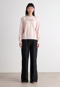 Calvin Klein Jeans INSTITUTIONAL GRAPHIC - Melegítőfelső - peach whip