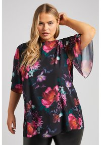 Blusa nera floreale con maniche corte e trasparenti; presenta grandi fiori rosa e viola, un design fluido e una texture morbida.