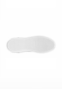 Suola di scarpa bianca con motivo testurizzato a coste per la presa. Forma arrotondata con design liscio e piatto. Nessun marchio o dettaglio visibile.