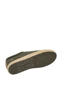 Roheline sametking, millel on jute'ist mähitud tald, tekstuuriga kummialusega, millel on täpiline muster ja reljeefne logo.