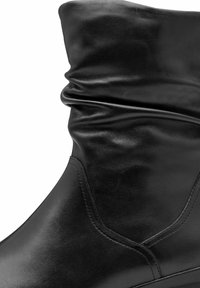 Schwarze Leder-Ankle-Boots mit einem lässigen Schaft, glatter Oberfläche, dezenten Nähdetails und einem runden Zehendesign.
