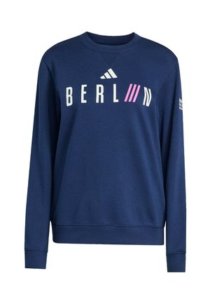 Navyblauwe sweatshirt met lange mouwen met de tekst "BERLIN", roze diagonale lijnen en het Adidas-logo op de borst, en witte tekst op de rechter mouw.