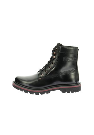 Botas de cuero negro con cordones, acabado suave, punta redonda, cuello acolchado, herrajes plateados y suela de goma con acentos rojos.