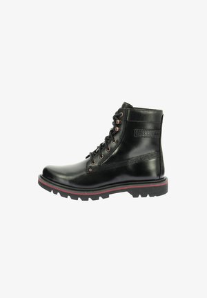 Zwarte leren veterschoenen met een gladde afwerking, ronde neus, gewatteerde schacht, zilveren hardware en een rubberen zool met rode accenten.