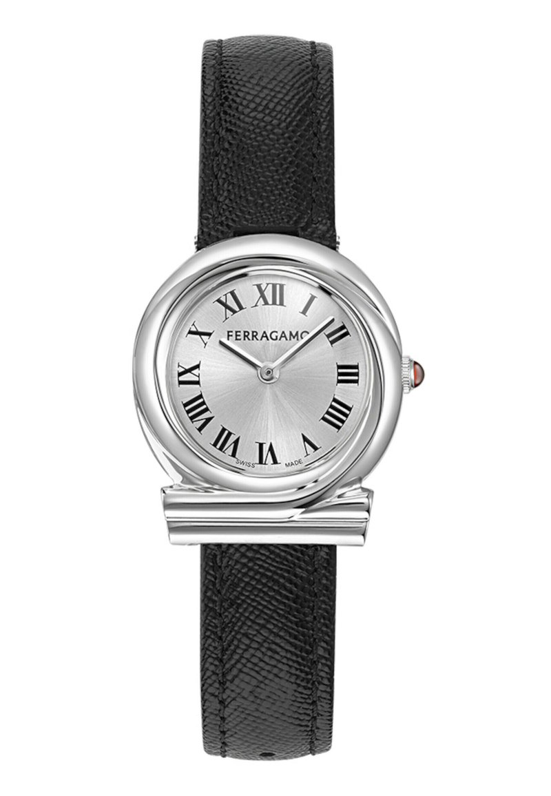 Hõbedane Ferragamo käekell mustade Rooma numbritega, must tekstureeritud nahkrihm, ümmargune korpus ja ainulaadne horisontaalne baar detail kellanäidiku all.