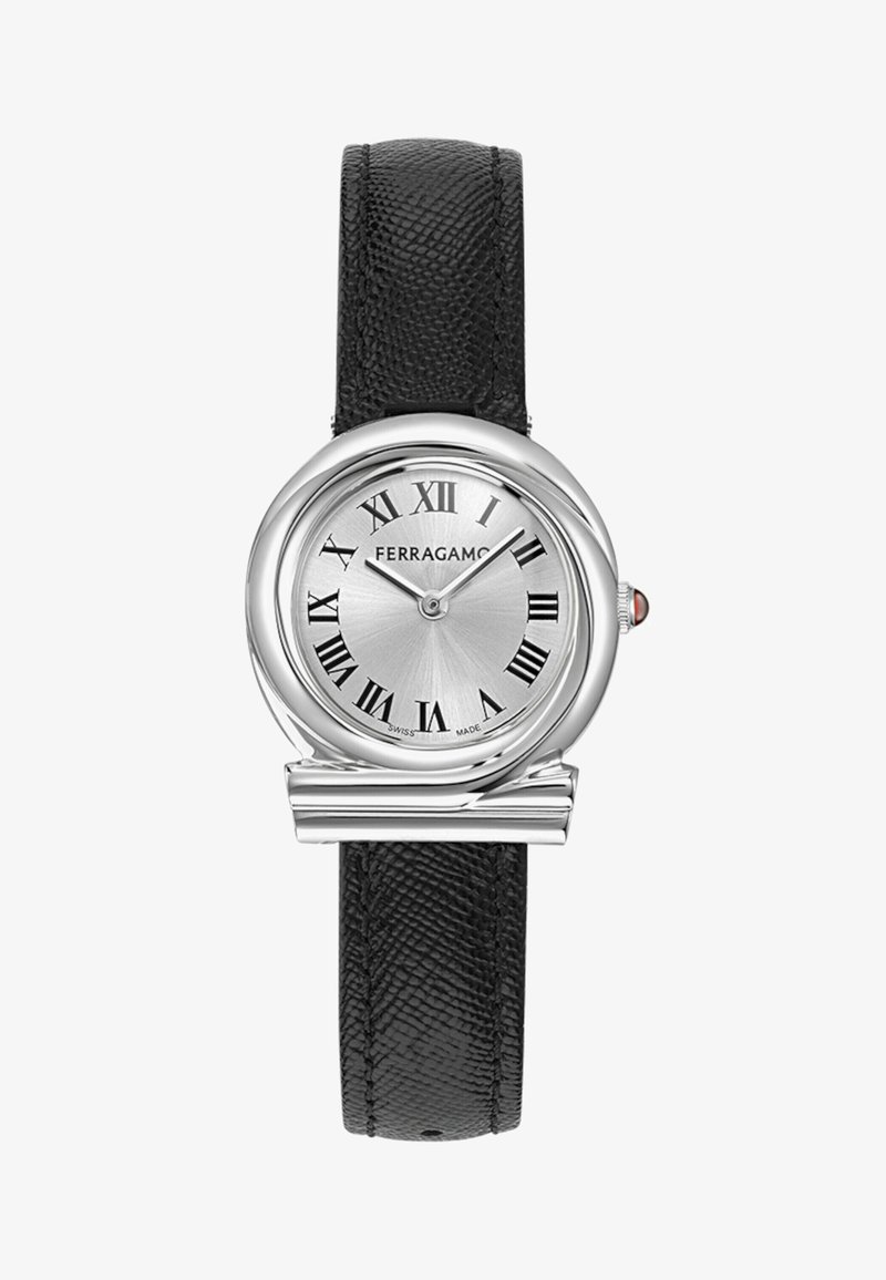 Hõbedane Ferragamo käekell mustade Rooma numbritega, must tekstureeritud nahkrihm, ümmargune korpus ja ainulaadne horisontaalne baar detail kellanäidiku all.