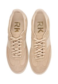 Beżowe zamszowe trampki z teksturowanymi akcentami, okrągłymi sznurowadłami i przeszytym wzorem. Złote logo "RK" na wkładce.