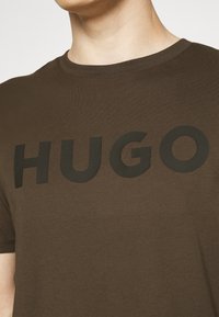 HUGO DULIVIO - T-shirt estampada - dark green