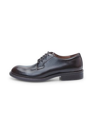 Chaussure habillée en cuir marron avec une finition lisse, bout rond, à lacets, et une semelle plate et basse. Présente un minimum de coutures et pas de décorations.