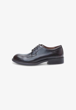Chaussure habillée en cuir marron avec une finition lisse, bout rond, à lacets, et une semelle plate et basse. Présente un minimum de coutures et pas de décorations.