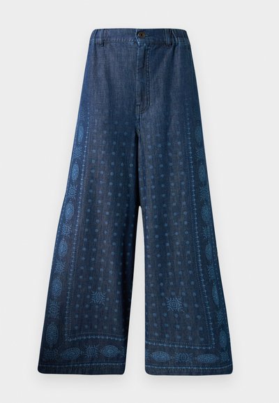 Pantaloni in denim a gamba larga di colore blu scuro, con un design a motivo lungo i lati con intricati motivi in una tonalità di blu più chiara.