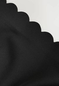 Material textil negru cu margini ondulate. Materialul pare a fi durabil și neted, având un luciu subtil, evidențiind calitatea sa.