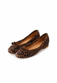 Des chaussures plates en imprimé léopard, fabriquées en suède doux, avec un bout arrondi et un détail nœud à l'avant, dotées d'un petit talon marron.