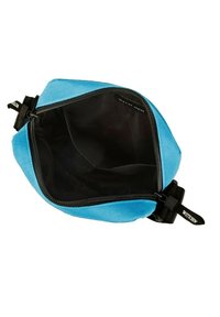 Borsa blu con zip, dotata di un esterno testurizzato e un interno nero. Fornita di una tracolla e un'etichetta del marchio. La forma è leggermente arrotondata.