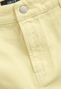 REGULAR FIT - Shorts di jeans - lemon yellow