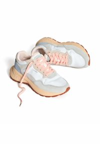 Zapatillas deportivas con un empeine blanco, gris y azul claro, con cordones rosas, una entresuela beige texturizada y una suela de goma marrón.
