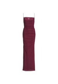 Burgunderfarbene Maxikleid mit dünnen Trägern, verfügt über geraffte Details an den Seiten und eine schlanke, taillierte Silhouette. Sanfter, leichter Stoff.