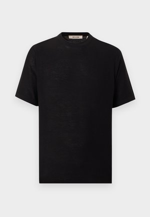 T-shirt noir à manches courtes et col rond avec l'étiquette "Only & Sons" à l'intérieur du col, présenté sur un fond blanc.