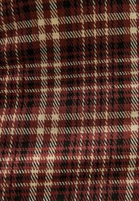 Tejido a cuadros en burdeos, crema y negro con un patrón de cuadros. Textura suave con líneas horizontales y verticales prominentes.