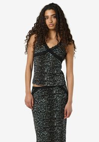 Set iz lahko tkanine z vzorcem leopardja, ki vključuje top brez naramnic in krilo. Ima čipkast rob okoli ovratnika in roba, z prilegajočim se silhueto.
