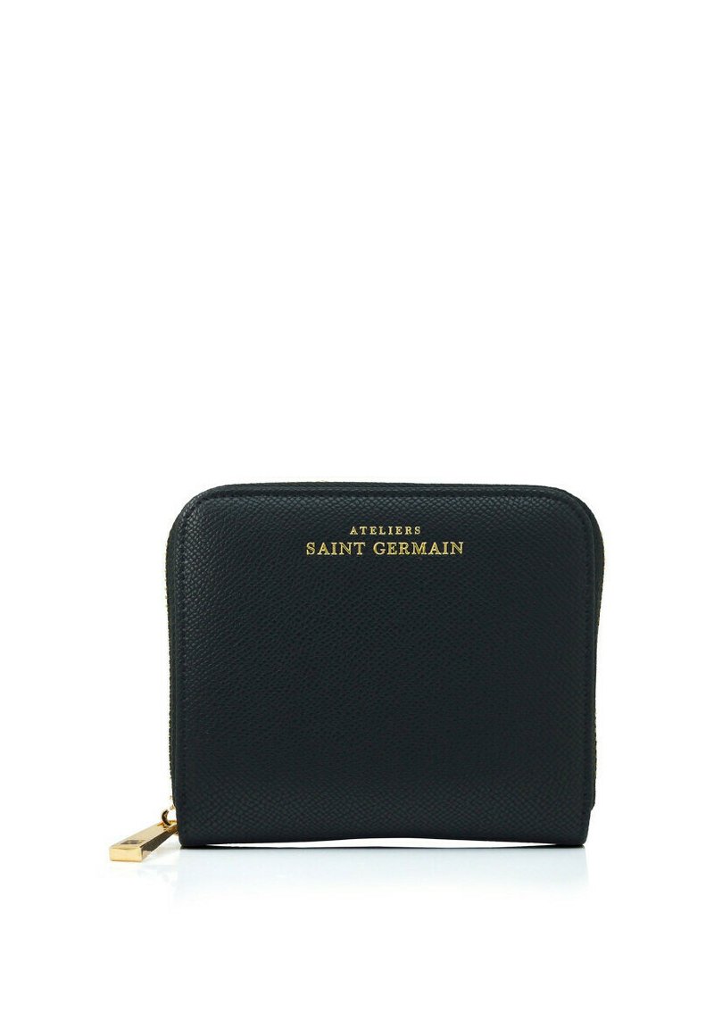 Portefeuille en cuir noir avec surface texturée, logo doré "ATELIERS SAINT GERMAIN," fermeture éclair et détails en métal doré. Forme rectangulaire compacte.
