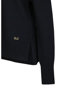 Navy gebreide trui met een geribbelde textuur, zijsplitten en een klein gouden logo met de tekst '19 59' op de zoom.